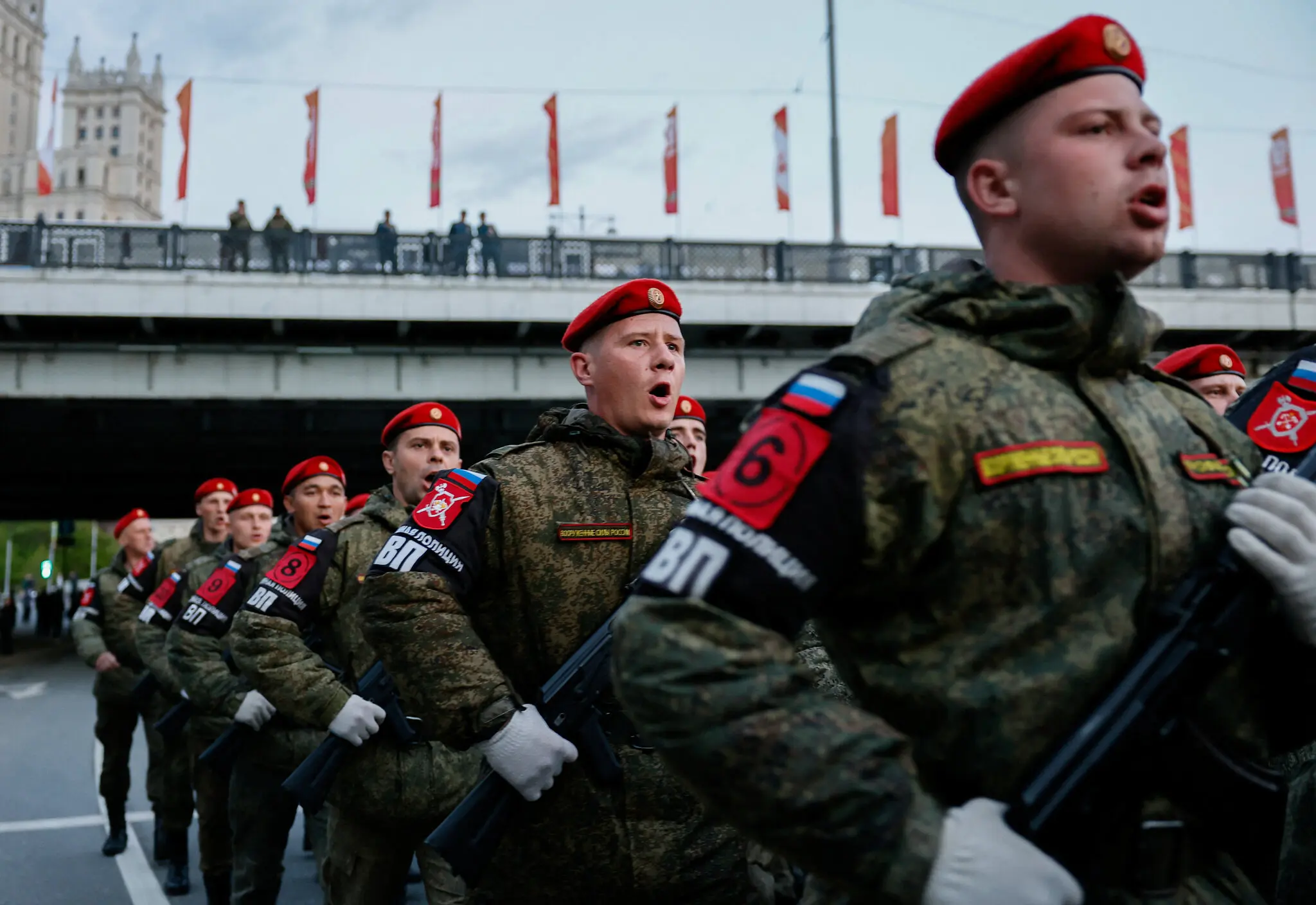 Російські солдати минулими вихідними репетирували парад до Дня Перемоги, який заплановано на суботу в Москві.